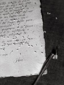 Piano di lavoro con lettera scritta a mano e pennino