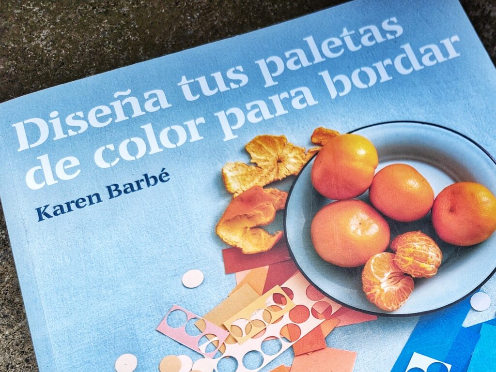 Il libro di Karen per creare il cerchio cromatico di Itten