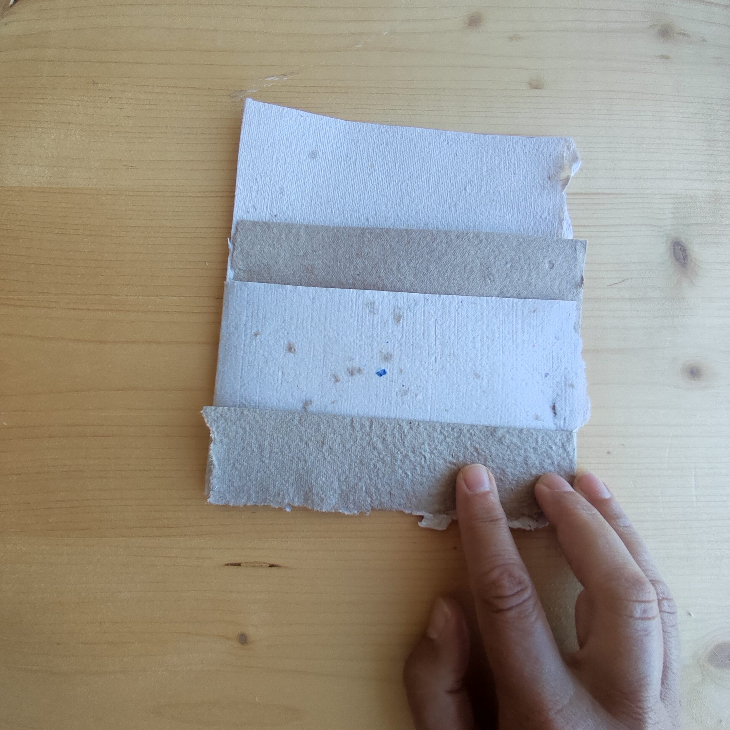 foto tutorial: taschine ottenute piegando le alette dei fogli di carta 