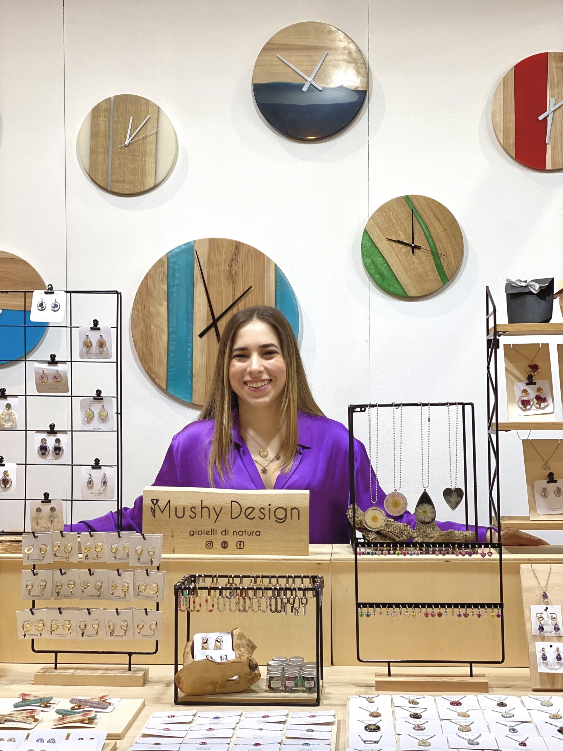 Sara Raspanti, Mushy Design, sorridente mostra le sue creazioni di gioielli in resina e pezzi d'arredo ad Abilmente Milano 