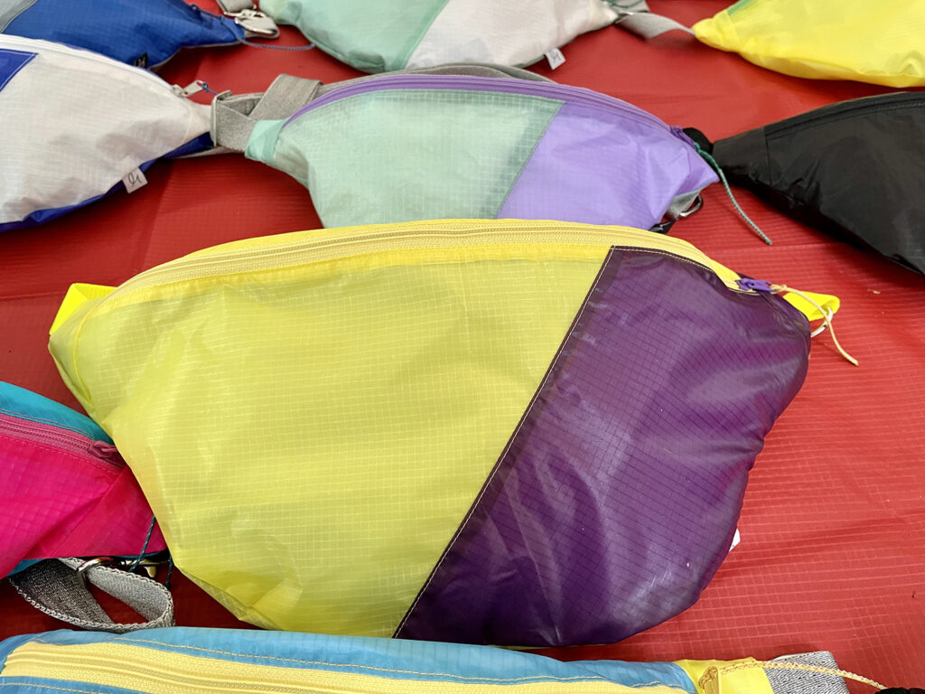 immagine di marsupi realizzati riciclando i tessuti di parapendii e paracaduti che non volano più 