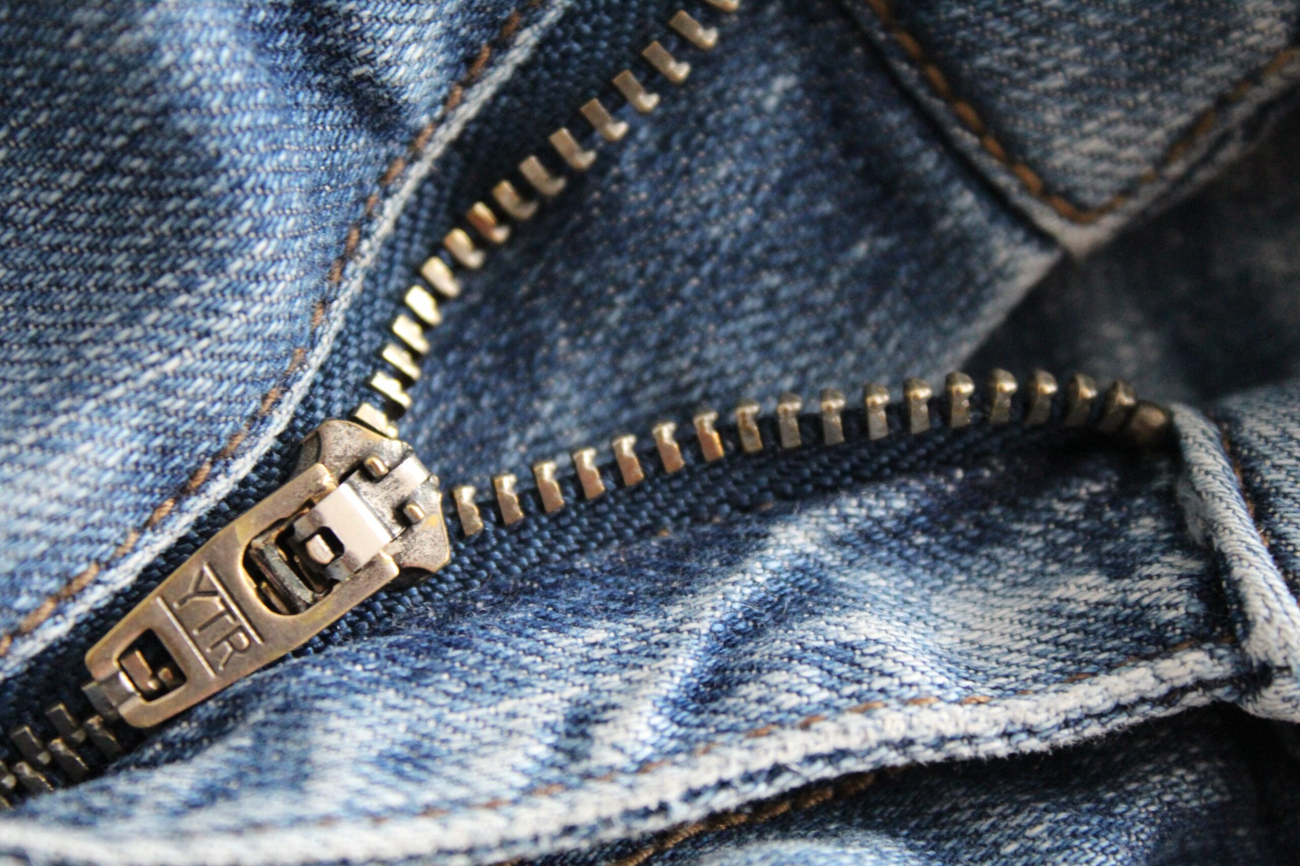 riparare cerniera in jeans