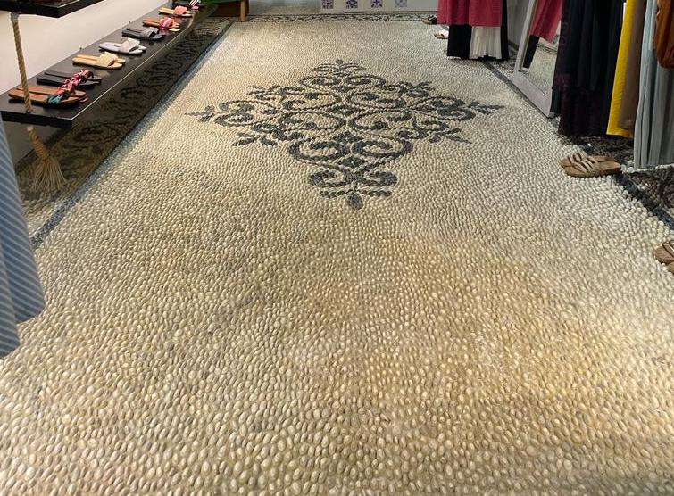 Mosaico di ciottoli all'interno di un negozio a Lindos