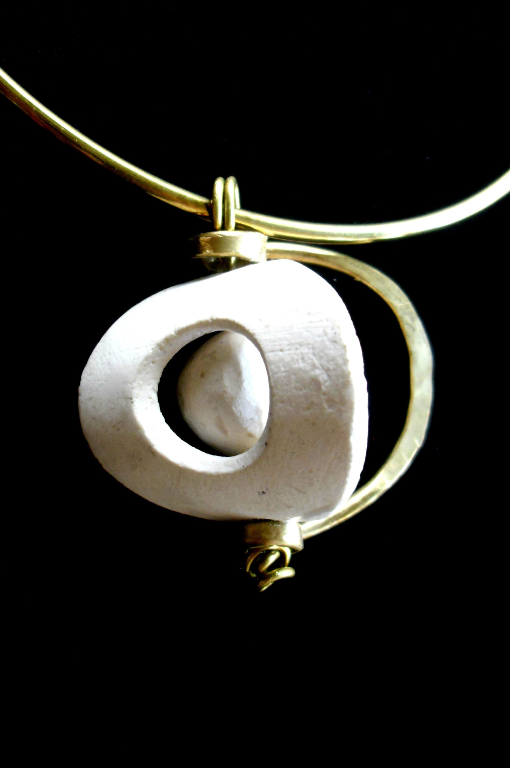 Saturno, gioiello in pietra di Vicenza Elisabetta e Daniela 