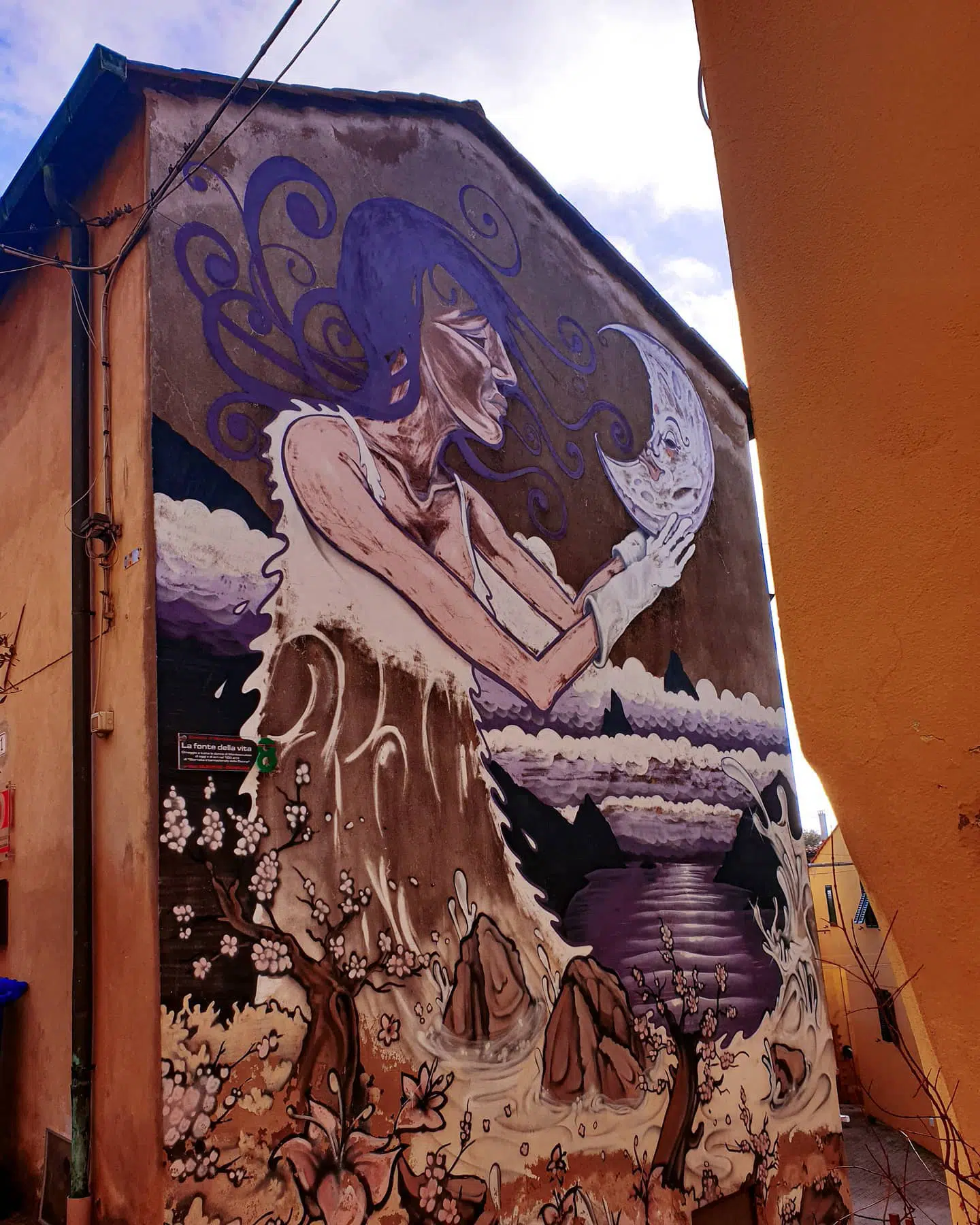 Borghi toscana:"la fonte della vita" murales dedicato alle donne di Montescudaio