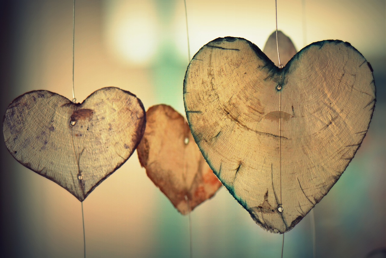 Cuori di legno, indicazione di armonia benefica amore