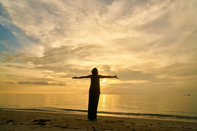 Energia Positiva: persona in riva al mare al tramonto 