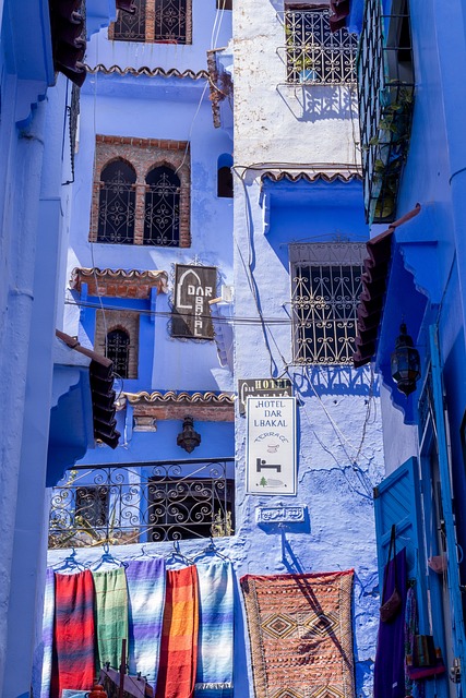 Immagine che raffigura un quartiere in Marocco caratterizzato dalle mura colore blu 