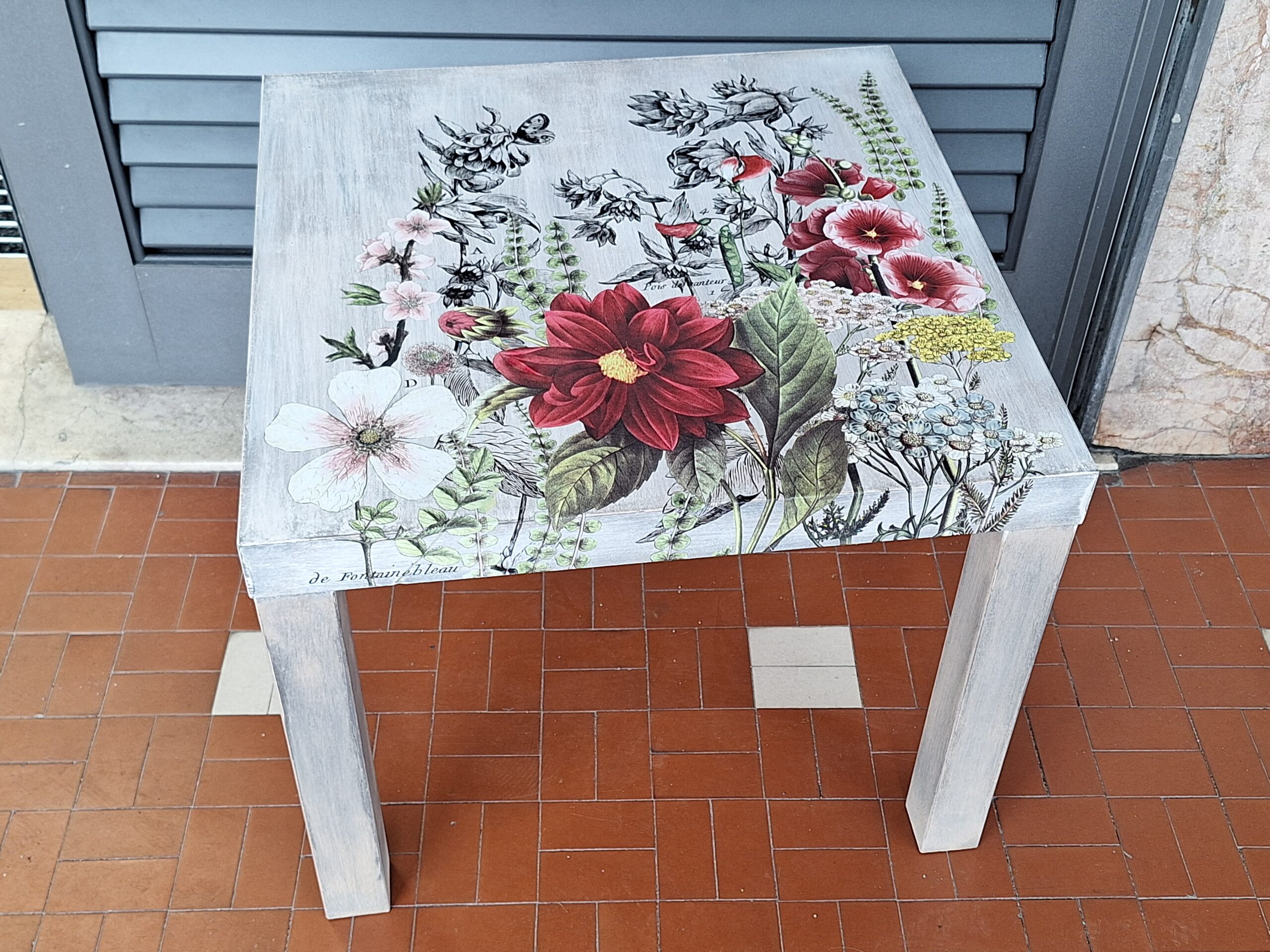 Tavolino Ikea "hackerato" con decor transfer stile Botanico