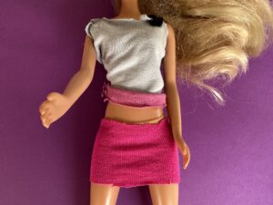 Ricicla dei vecchi abiti rovinati creando dei vestitini nuovi per Barbie e bambole