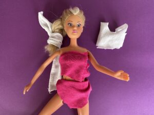 Accessorio per capelli Barbie con vecchi abiti riciclati