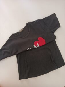 Vecchia maglietta nera in cotone pronta per un progetto di riciclo creativo e upcycling