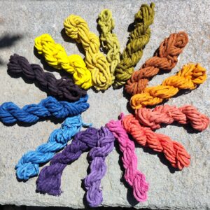 Tintura naturale per colorare in maniera sostenibile indumenti