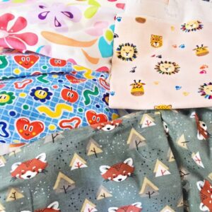 Pezzi di stoffa in jersey colorati con disegni per cucito creativo 