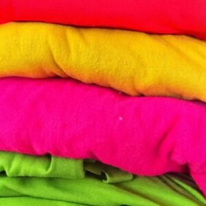 Tessuti in felpa dai colori estivi ideali per cucito creativo 