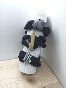 Tre bracciali fai da te realizzati con tessuto riciclato, bottone in legno e filo di alluminio