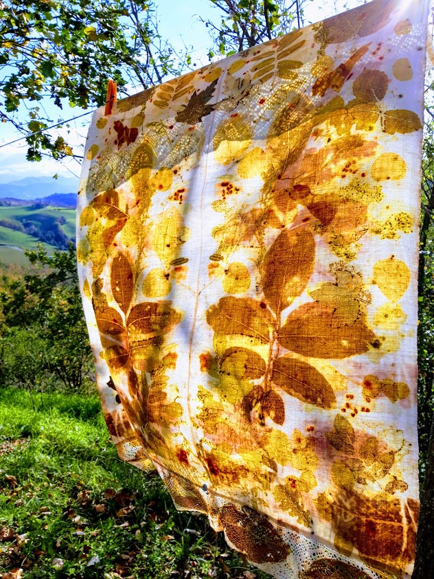 telo decorato con tecnica ecoprinting