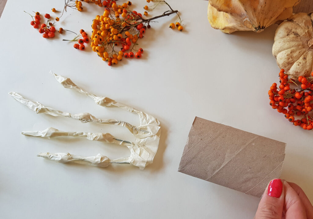 foto tutorial mano spettrale: creazione dorso della mano con un tubo di cartone