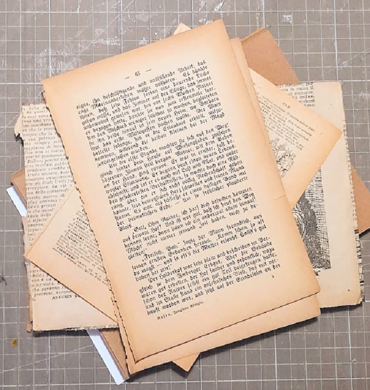 Piano di lavoro con pagine strappate di libro vintage 