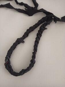 Cordoncino lavorato con filato ottenuto da una maglietta riciclata per un progetto di upcycling