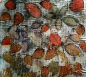 Stampa botanica su tessuto che nasce dalle foglie: ecoprinting