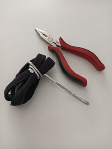 Pinza e tessuto per creare un bracciale fai da te
