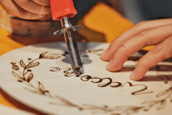 5 idee creative per natale: targa porta tecnica pirografia 