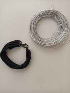 Filo di alluninio e striscia di tessuto per realizzare un braccialetto fai da te