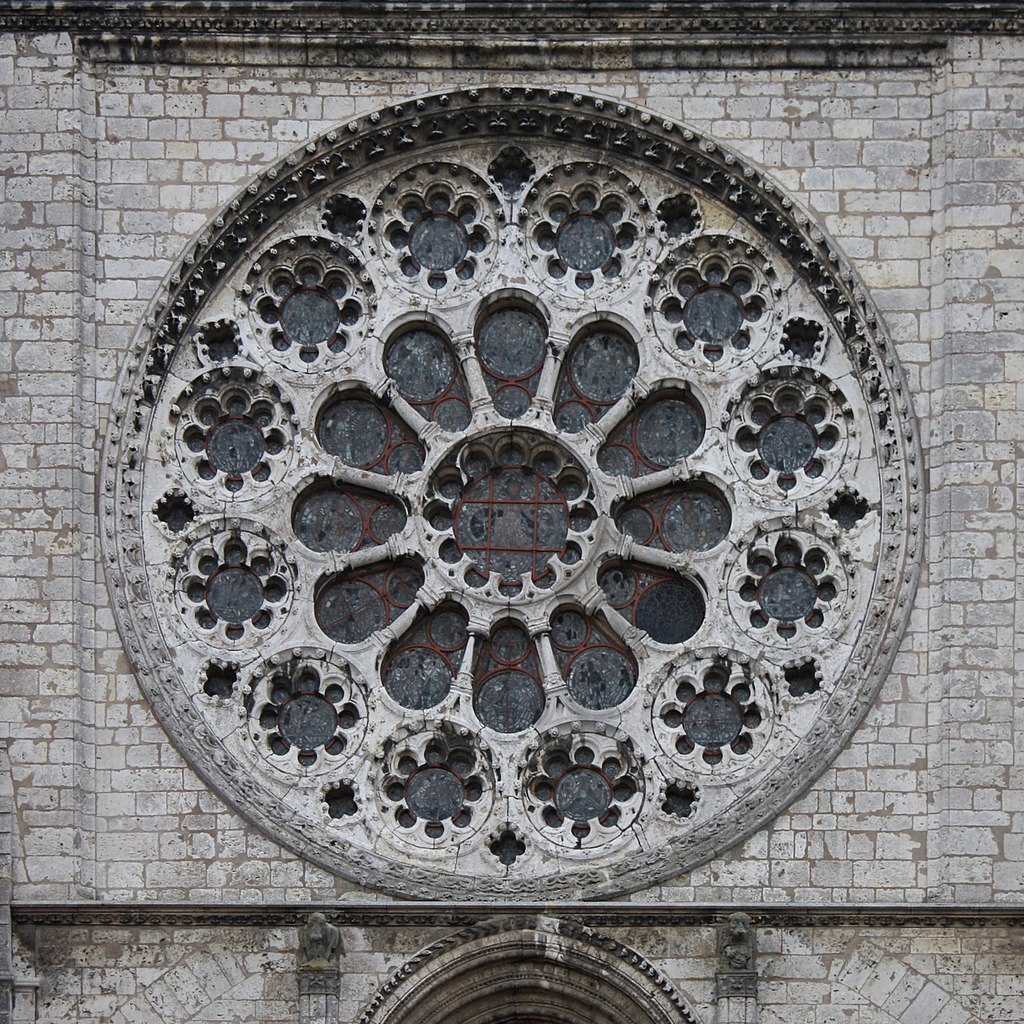 Esterno del rosone ovest della cattedrale di Chartres (Francia)