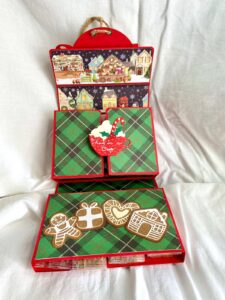 contenitore natalizio aperto porta carte, dolcetti e tisane