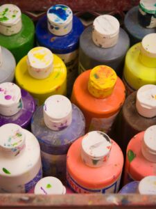 barattoli di colore per colorare le cannucce di carta di giornale riciclata 