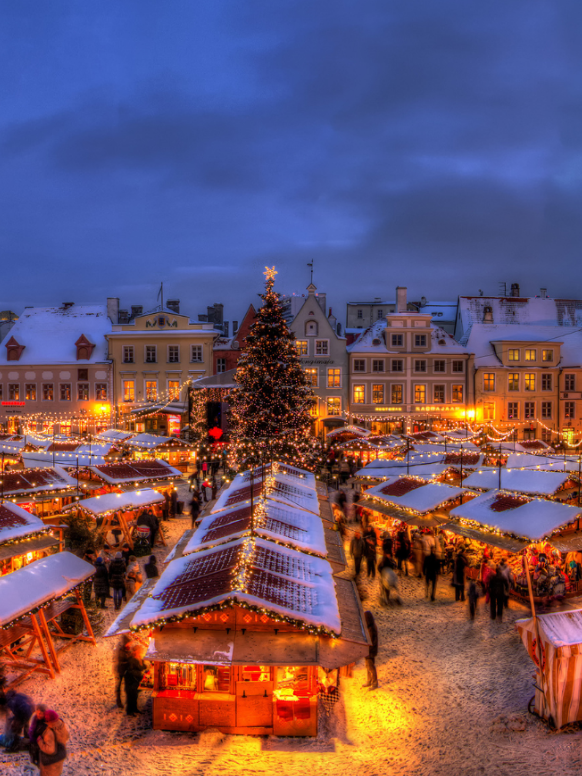 tradizioni, simboli, e usanze del Natale: il periodo dell'avvento. Foto di un mercatino di Natale innevato. 