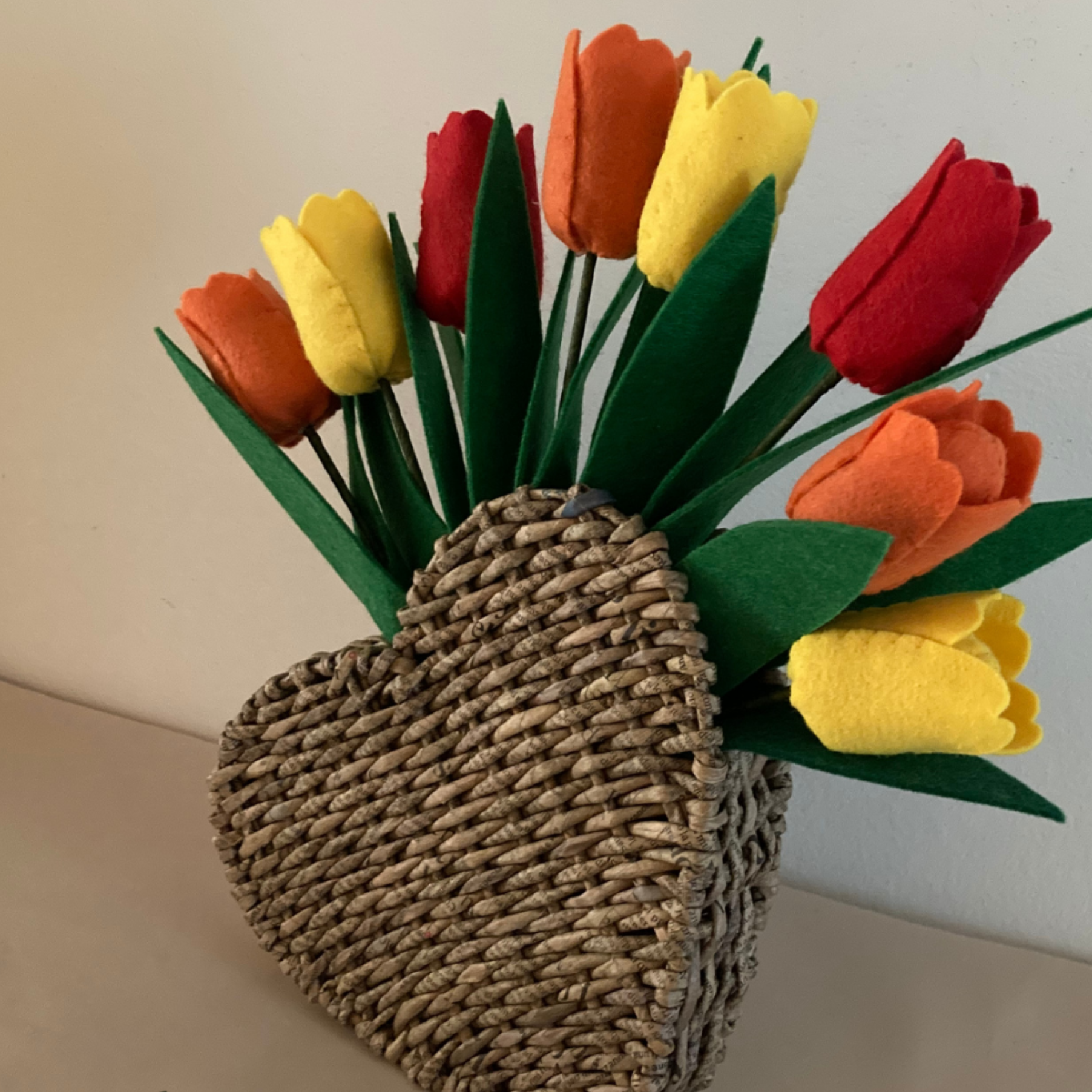 Vaso di fiori intrecciato con tulipani in feltro fatti a mano