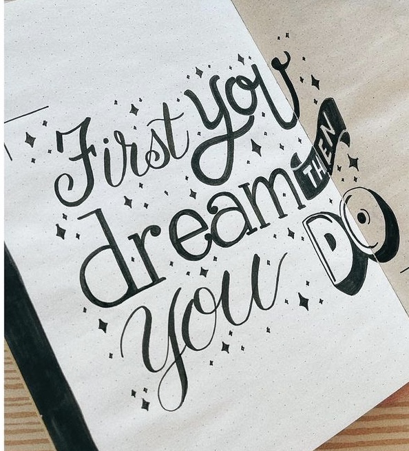 scritta "first you dream then you do" metà in corsivo metà in stampatello con la tecnica del brush lettering