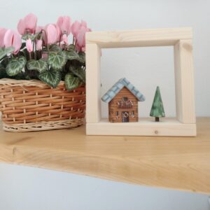 Quadretto in legno con casetta stile country su mensola in legno