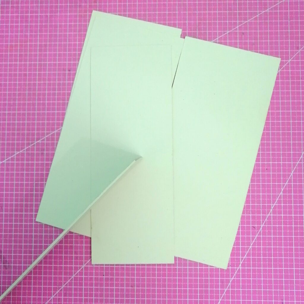 Materiale per iniziare l'arte dello scrapbooking: cartoncino colorato