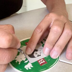 sottobicchiere in cartone con immagine spilla