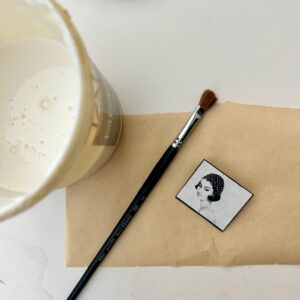 idea di riciclo creativo: base spilla con sottobicchiere in cartone