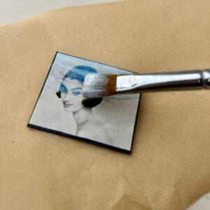 idea di riciclo creativo: pitturare base spilla con sottobicchiere in cartone