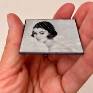 idea di riciclo creativo: fronte spilla con sottobicchiere in cartone