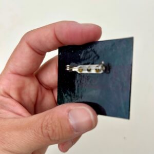 idea di riciclo creativo: retro spilla con sottobicchiere in cartone