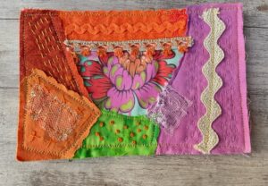 cartolina tessile realizzata con la tecnica del crazy patchwork