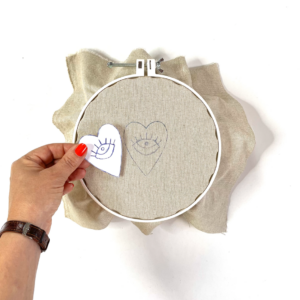 telaio CLOVER art. 8817 e tessuto con disegno cuore per spilla