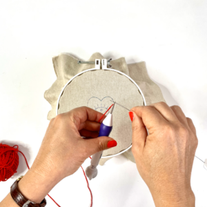 cruna fatta filo DMC eco-vita rosso dentro l'ago