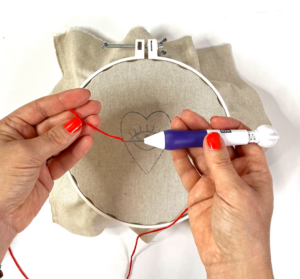 punch needle con filo rosso infilato 