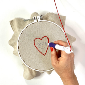 interno del cuore con filo rosso infilato in punch needle