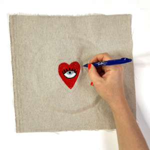 traccia disegnata intorno a cuore rosso da ritagliare