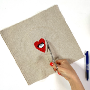 ritaglio traccia disegnata intorno a cuore rosso da ritagliare