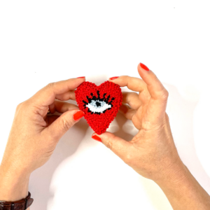 spilla rossa a cuore con cuore azzurro al centro realizzata con punch needle