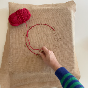 cucire con punch needle ghirlanda natalizia